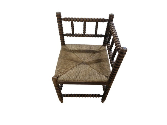 Image 1 of Silla esquinera antigua torneada con asiento de junco – Estilo campestre inglés/francés