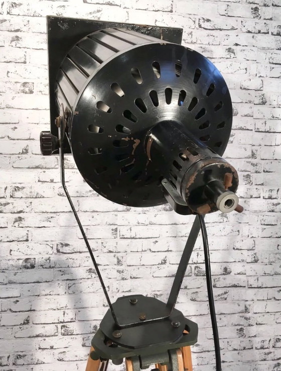Image 1 of Gran foco industrial negro sobre trípode de madera, década de 1960
