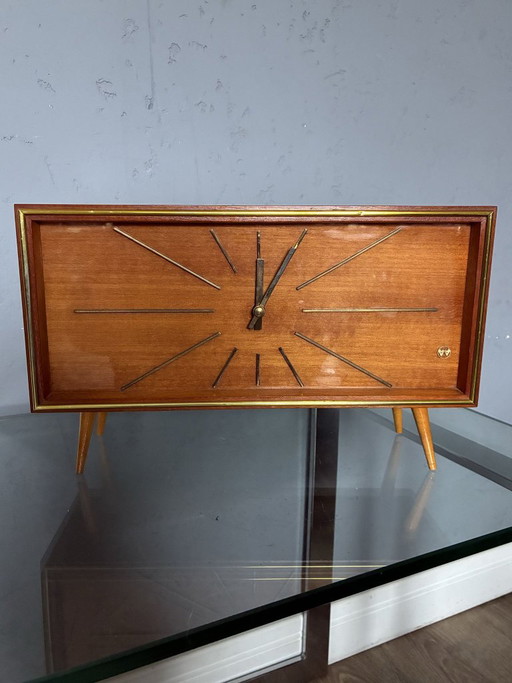 Reloj de sobremesa de teca Weimar, años 60 VEB Uhrenwerk Weimar Reloj Mid-Century con patas inclinadas