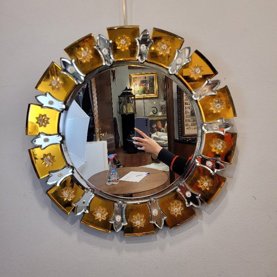 Image 1 of "Zon"-spiegel van Murano-glas, amberkleur, 20e eeuw – Italië