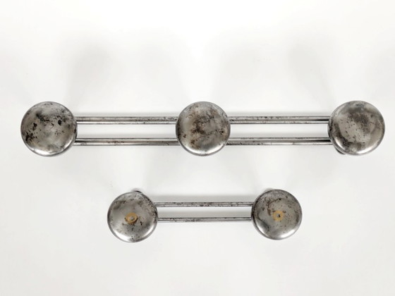 Image 1 of Paar französische Stahlgarderobenständer, industrielle Wandhaken aus den 1950er Jahren mit runden Köpfen