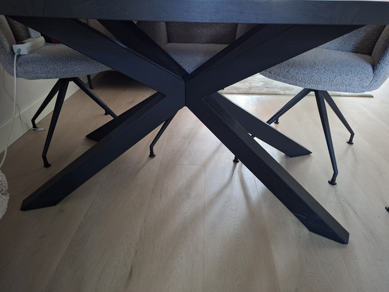 Schwarzer ovaler Esstisch mit Metallkreuzgestell – Esstische, Wood (photo 3 of 5)