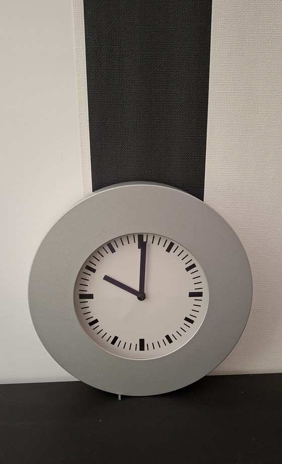 Mikael Warnhammar Voor Ikea Zeldzame Wandklok Klunsa Uit 2001 Met Mat Metalen Metallic Zilveren Rand. (photo 6 of 8)