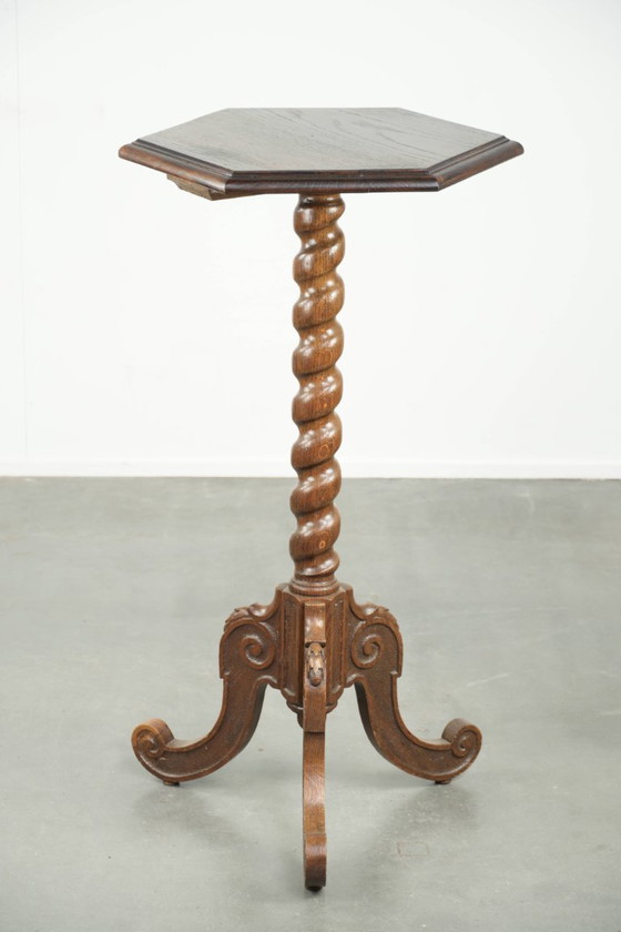 Image 1 of Élégante table d'appoint/table haute ancienne en chêne, ornée de magnifiques sculptures sur bois et dotée d'un pied tourné.