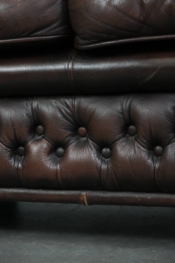 Image 1 of Canapé Chesterfield vintage 2 places en cuir de vachette marron foncé, de style anglais