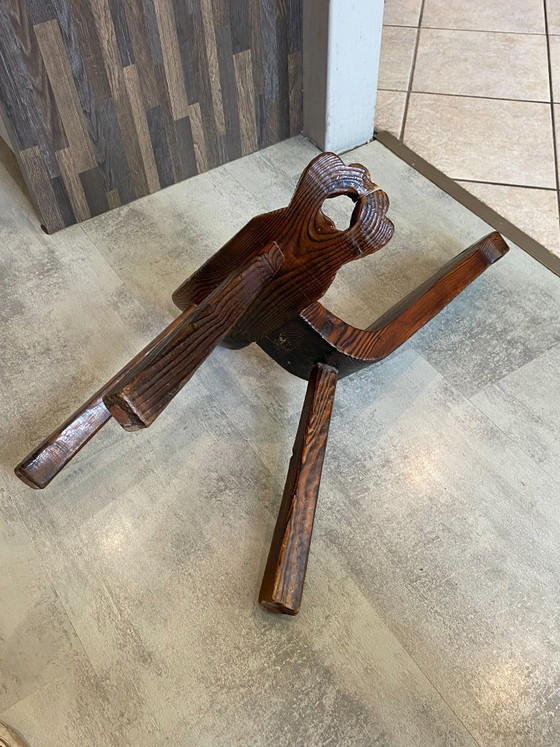 Image 1 of antieke brutalistische driepootstoel n2 gesneden massief hout