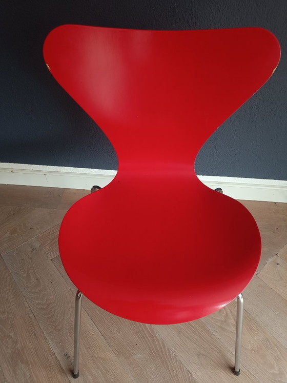 4 sedie Fritz Hansen Series 7 rosse (disponibile anche in coppia) – Sedie da pranzo, Cromo (photo 2 of 13)