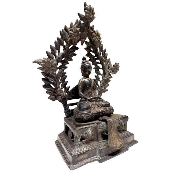 Bouddha Shakyamuni de l'Himalaya antique avec auréole – XVIIe-XVIIIe siècle – Lot 406 – Sculptures, Bronze (photo 2 of 25)
