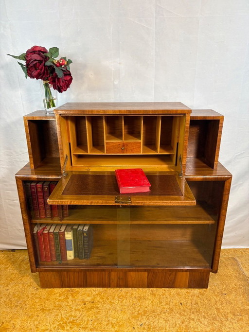 Vintage Art Deco bureau uit de jaren 1930 van wortelnotenhout met vitrinekast – Schrijftafel met klep aan de voorzijde. Een