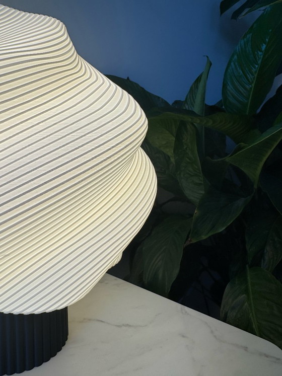 Lampada scultorea Magda | Bianco e nero – Archy, Lampade da tavolo (photo 5 of 6)