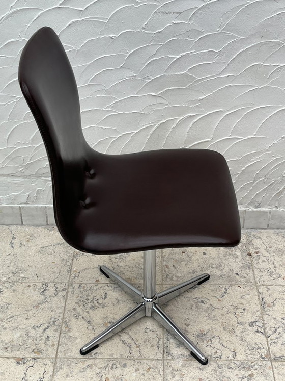 Sedia Girevole Space Age in Skai Marrone Cioccolato – Sedie girevoli, Metallo (photo 9 of 14)