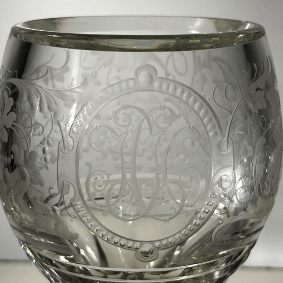 Verres à pied en cristal épais taillé avec décor de volutes et monogramme, Bohême, années 1900, Lot de 2 (photo 4 of 13)