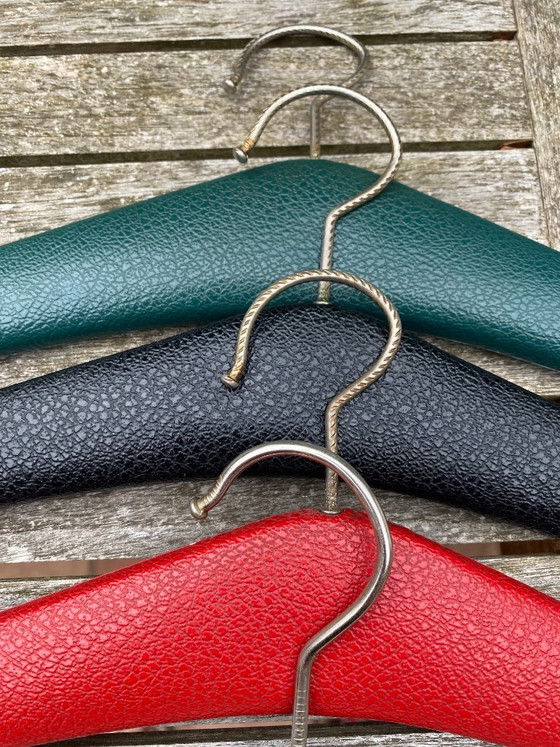 Image 1 of Kunstleren kledinghanger, Rockabilly-tijdperk