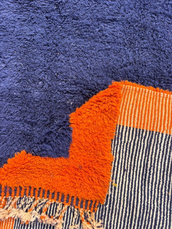 Image 1 of Diepblauw-oranje M'rirt-tapijt – handgemaakt Berber wollen textiel