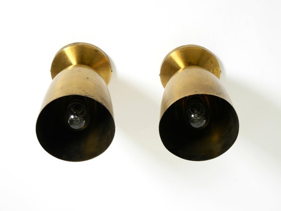 Image 1 of Une paire de grands plafonniers originaux en laiton, de style moderne du milieu du siècle.