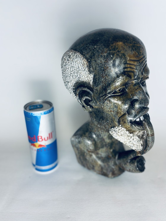 Image 1 of Busto Shona intagliato a mano raffigurante un uomo con una pipa – Pietra serpentina – Circa 25 cm – Zimbabwe