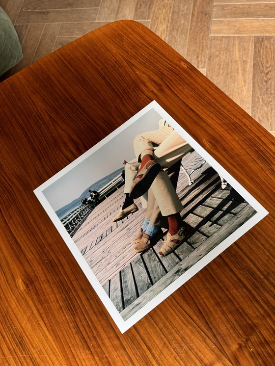 Image 1 of Vintage Kleurenfoto uit 1973 - Schoenen op een Houten Dek, 30,5 x 30,5 cm