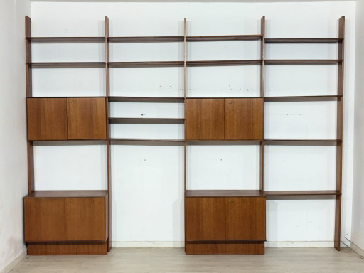 Modulaire wandplank uit het midden van de vorige eeuw van Interna-Peter Pedrides / Teakhouten plankensysteem uit de jaren 60