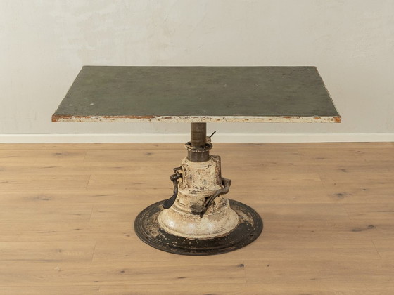 Image 1 of Industrieller Linoleumtisch mit gusseisernem Gestell