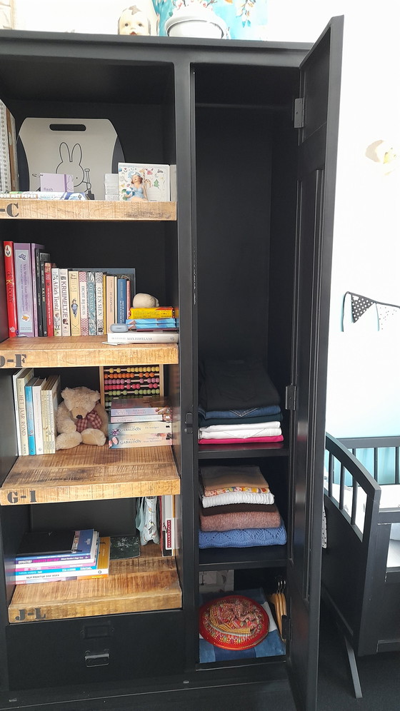 Image 1 of Armadietto nero con ripiani in legno di mango.