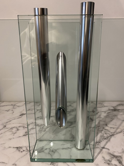 Vase Lisa Mori de Inn Kristall . Origine Autriche. Cristal, Verre, Aluminium. Hauteur 39 cm, largeur 17 cm, profondeur 9 cm.