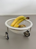 Portafrutta in vetro “Fruit on Wheels” di Arnout Visser, Designum.