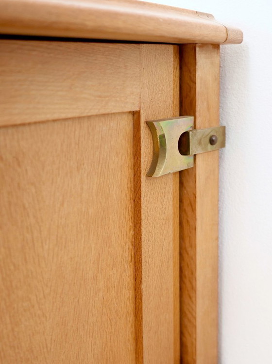 Image 1 of Dressoir van Guillerme en Chambron in licht eikenhout, brutalistische stijl