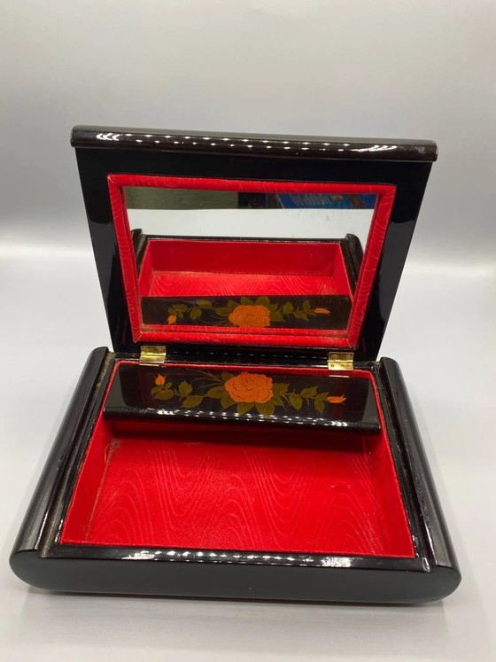 Black Lacquered Jewelry Box – Mother-of-Pearl Inlays – Pagoda Scene and Figures – Decorative Objects, Silk (photo 6 of 7)