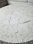 Table basse en céramique Unit 14, blanc de Carrare - diamètre 70 cm - état impeccable