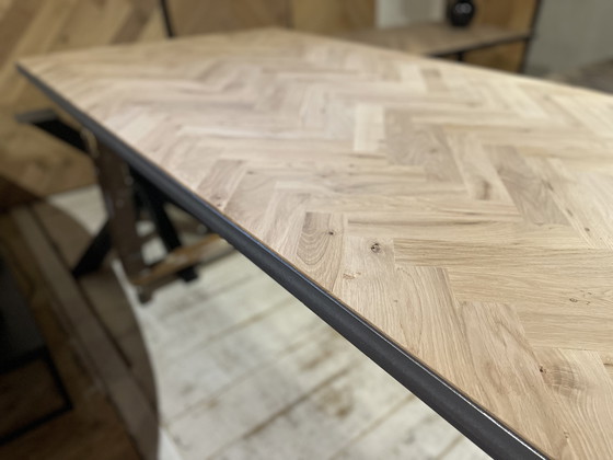 Image 1 of Eettafel visgraat eikenhout.   € 995,-