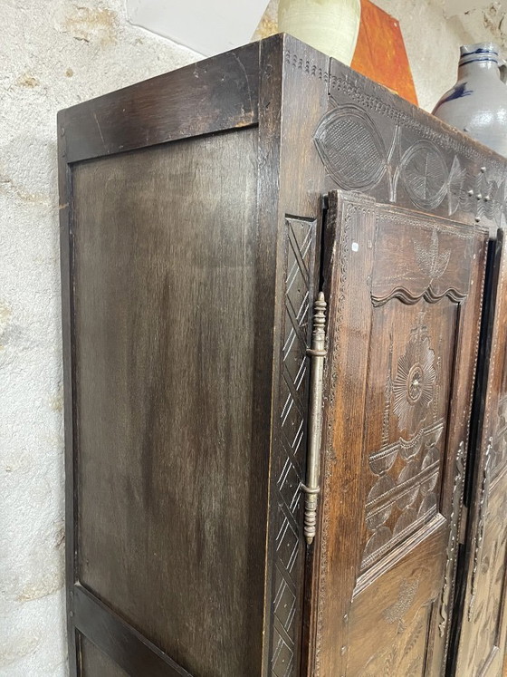 Image 1 of Armadio antico in legno intagliato