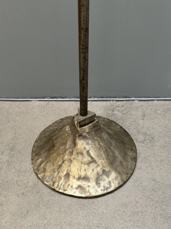 Image 1 of Brutalistische Bodenkerzenhalter aus Kupfer und Messing – 1970er Jahre