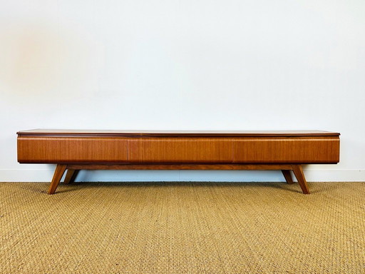 Aparador bajo escandinavo de teca con 3 cajones y patas inclinadas, 1960.