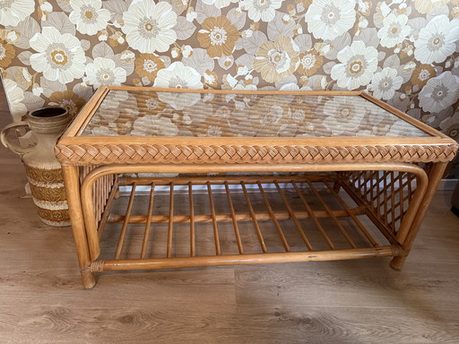 Mesa de centro vintage de bambú con tapa de cristal