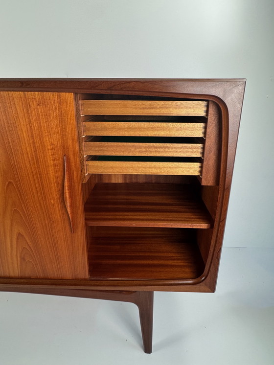 Image 1 of Deens Mid-Century Teak Dressoir – Uitzonderlijk vakmanschap en gebeeldhouwde elegantie