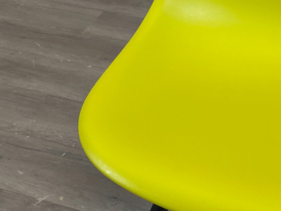 Vitra DSW moutarde/noir - PLUSIEURS EXEMPLAIRES EN STOCK – Chaises & fauteuils, Metal, Plastic (photo 11 of 16)
