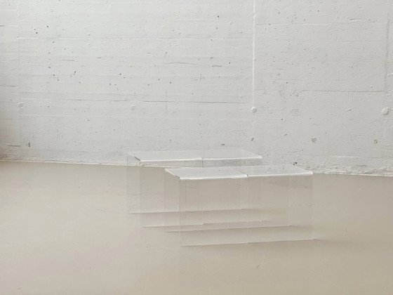 Image 1 of Set di 2 tavolini laterali/impilabili in plexiglass in stile Space Age, anni '70