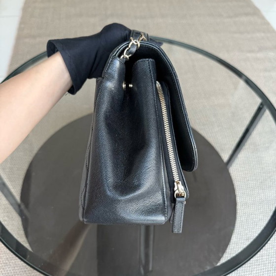 Image 1 of Sac Chanel Business Affinity Grand Modèle - 27 cm, cuir caviar matelassé noir, finitions dorées, Série 23