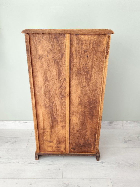 Image 1 of Pequeño mueble de madera estilo armario con cajones falsos
