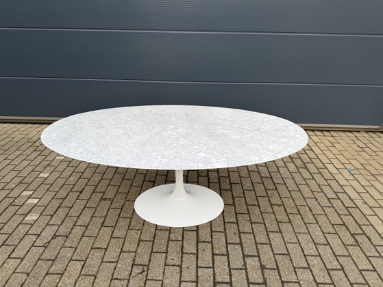 Image 1 of Originele ovale Knoll Tulip eettafel (198cm) Carrara marmer