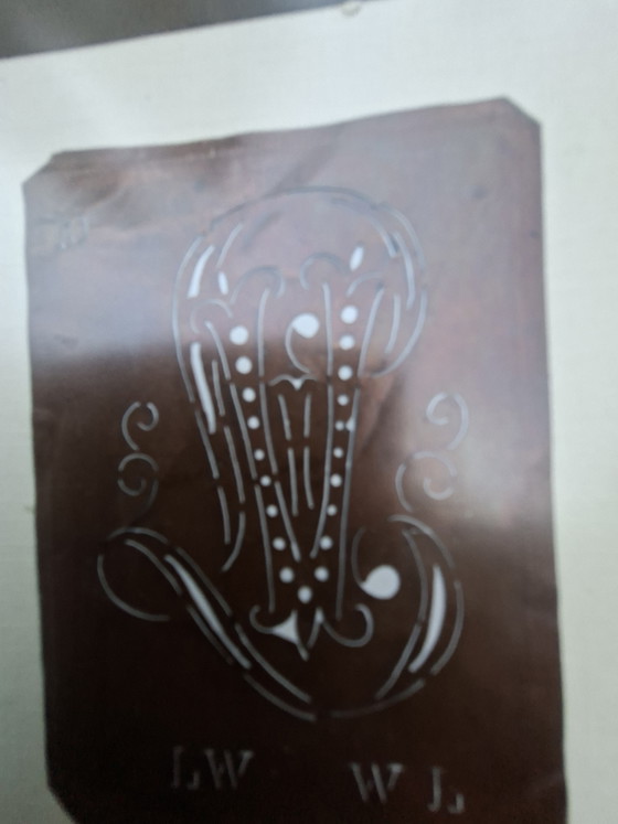Image 1 of Gerahmte antike Kupferschablone der Buchstaben LW.