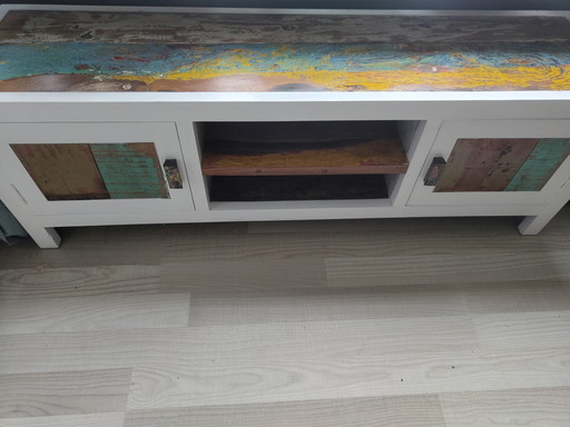 Televisiekast/dressoir met hout van oude Indonesische vissersbootjes