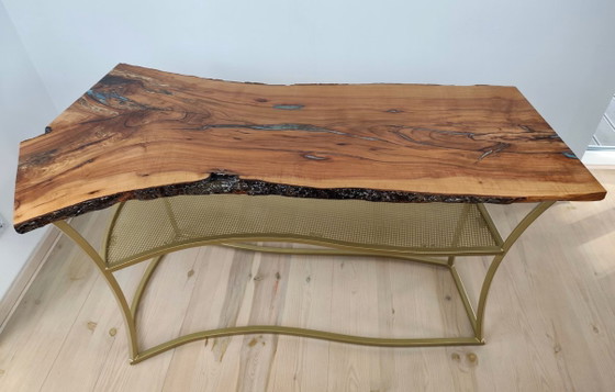 Image 1 of Oro del Perú | Consola exclusiva de madera de manzano con resina luminiscente turquesa y base dorada