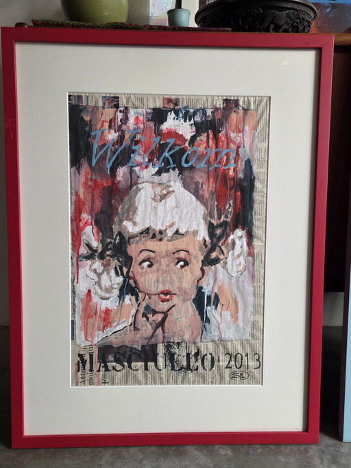 Salvatore Masciullo malt auf Zeitungspapier