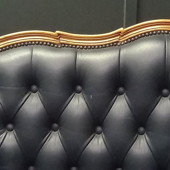 Image 1 of Irresistibile divano Chesterfield vittoriano a due posti in blu navy: un vero colpo d'occhio!