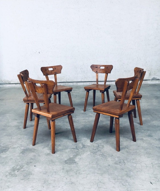 Image 1 of Handgefertigtes Esszimmerstuhl-Set aus rustikaler Eiche im Stil der Volkskunst, Frankreich, 1940er Jahre