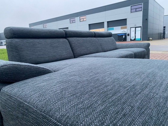 Image 1 of Bellissimo divano angolare in tessuto grigio Montel + sgabello