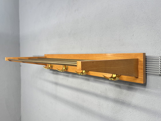 Image 1 of Appendiabiti vintage di metà secolo: legno e ottone, design senza tempo