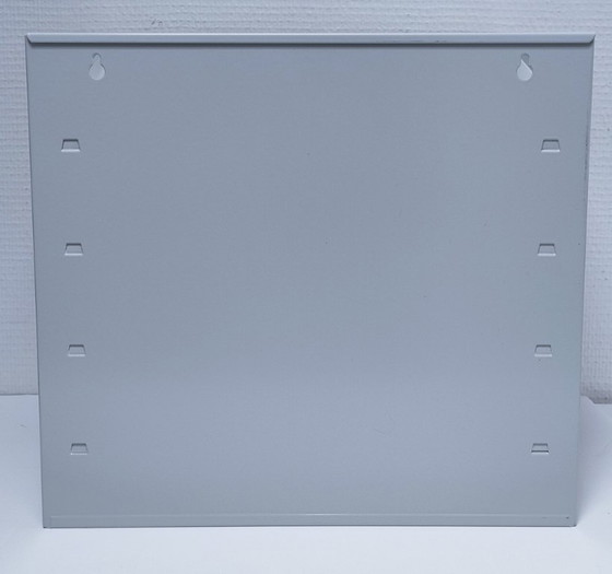 Image 1 of Estantería de pared de metal lacado de diseño