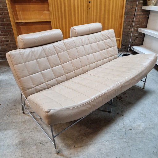 Sofá de dos plazas Leolux Volare de piel color crema, sofá de diseño.